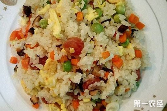 隔夜饭吃出了2000块医药费 专家提醒隔夜饭一定要热透再吃