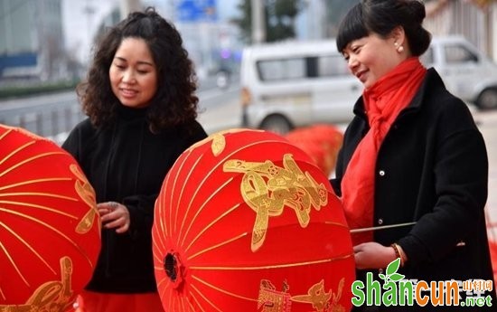 仙居县家门口增收致富 赶制灯笼赚钱迎新年 