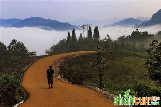 贵州双谷村：沥青路为山村送来“真金白银”