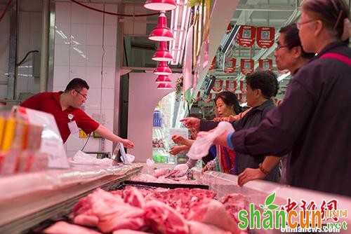 8月9日，在连续三个月在“1”时代徘徊后，7月份中国居民消费价格总水平（CPI）上扬至“2”区间。当日，中国国家统计局发布数据显示，2018年7月份，中国CPI同比上涨2.1%。其中，城市上涨2.1%，农村上涨2.0%；食品价格上涨0.5%，非食品价格上涨2.4%；消费品价格上涨1.8%，服务价格上涨2.5%。1-7月平均，中国CPI同比涨2.0%。图为7月，山西太原某超市民众购买猪肉。 <a target='_blank'  data-cke-saved-href='http://www.chinanews.com/' href='http://www.chinanews.com/'>中新社</a>记者 张云 摄