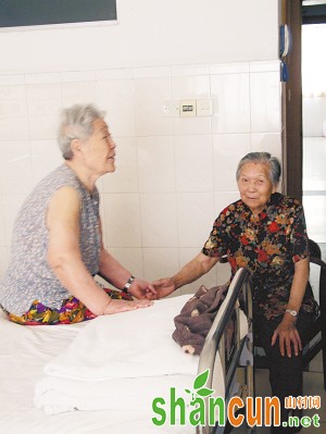 本报讯（记者 伍伟 通讯员 张晨）日前，解放军161医院泌尿外科的医生们成功从84岁李婆婆肾脏里取出300多颗小碎石渣，术后恢复几日后出院，独自爬上6楼家中。