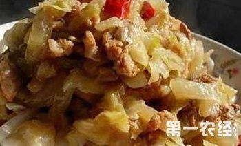 内蒙古巴彦淖尔乌拉特前旗特产：猪肉烩酸菜（图片）