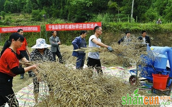 陕西宁强农技人员下地指导农民秸秆还田技术