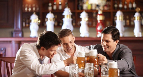 01-men-drinking-beer-130910.jpg