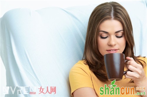 晚上睡前喝水好不好_冬季养生睡眠是关键 五条黄金法则让你睡得更好