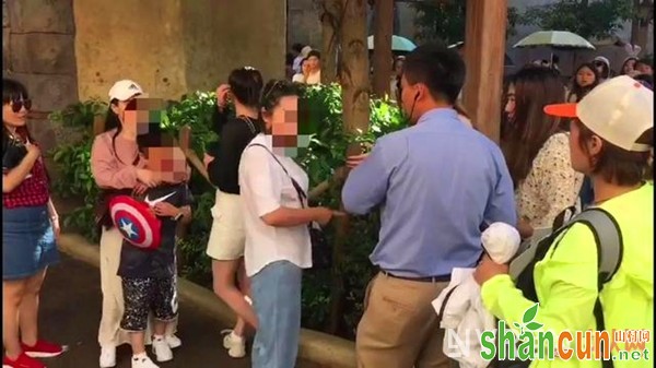 上海迪士尼小孩摸屁股哪个家长放心自己的闺女和这样的孩子做同学