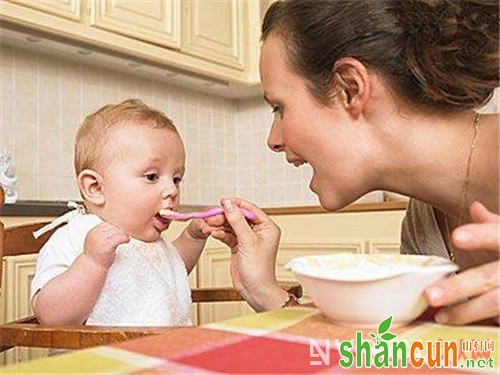 宝宝辅食开始时间_宝宝吃辅食的最初几个月里 这些事情你都做对了吗？