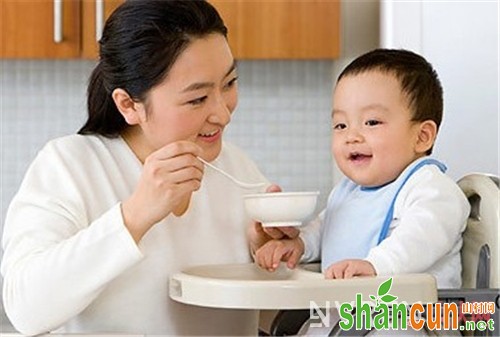 12至18个月宝宝辅食注意事项_宝宝吃辅食的最初几个月里 这些事情你都做对了吗？