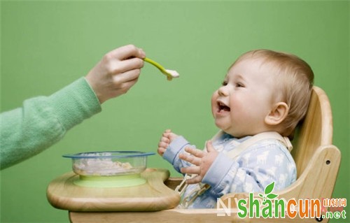 六个月宝宝辅食注意事项_宝宝吃辅食的最初几个月里 这些事情你都做对了吗？
