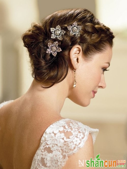 哪种新娘发型可以凸显优雅气质_最美的韩式新娘发型 你选款唯美发型呢