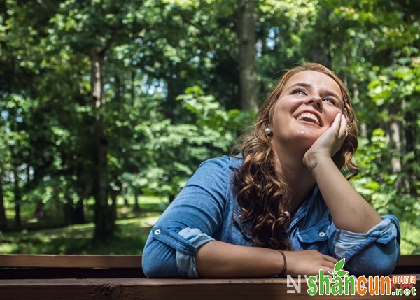 卷发怎么打理 头发烫卷后正确打理才能蓬松靓丽