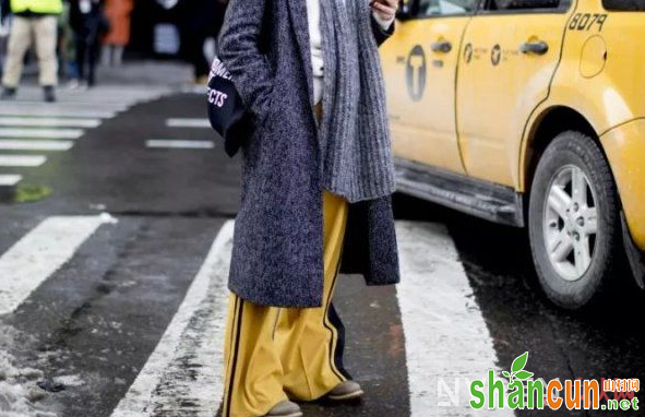 冬季街拍:潮人们用阔腿裤+大衣演绎出高调和时髦感