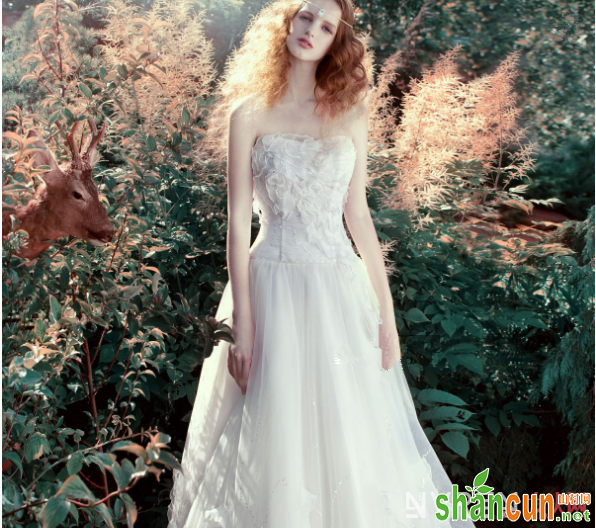 春季旅行婚礼照:穿着唯美梦幻的轻薄婚纱来定格幸福