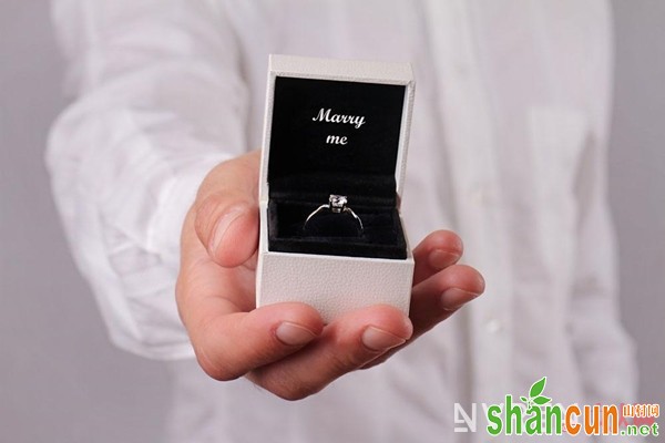 结婚对戒跟求婚戒指的区别跟联系是什么