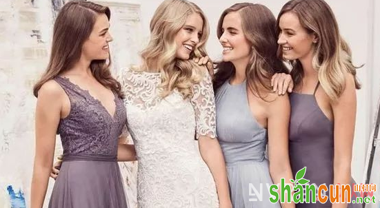 这3款千元伴娘礼服品牌，让你参加好姐妹的婚礼也能美美的！