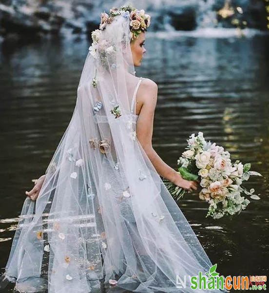 点亮新娘的花卉头纱 让你成为春夏惊艳而仙气的新娘