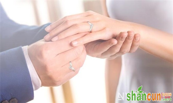 情侣戒指戴哪个手指 推荐三种最流行的戴法