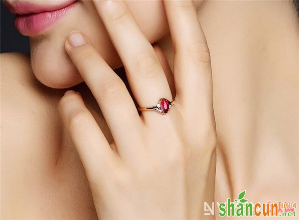 无名指戴戒指的含义是什么 戒指戴不同手指有何含义