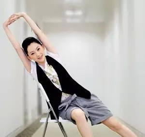 健康关节网--腰椎-简单椅子操，让颈椎和腰椎得到运动！的图片 第2张
