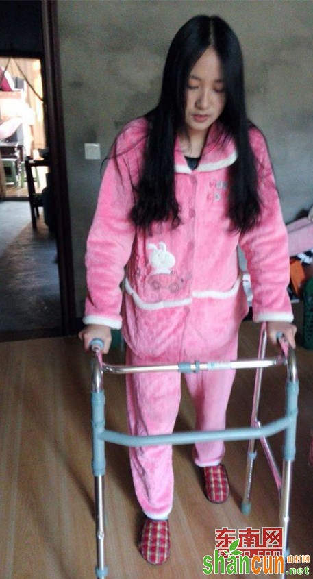 如今的霞浦水门村女孩张若柔只能借助助行器走路