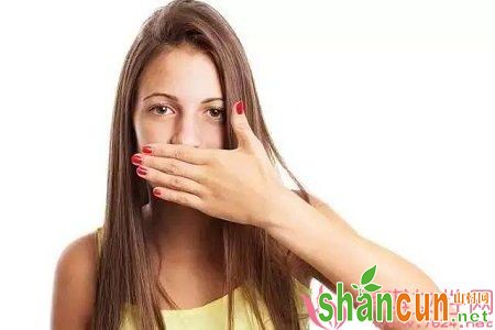 女性因为口臭问题导致不自信，试试调理脾胃效果看得见
