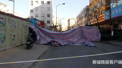 昆明一工地围墙倒塌致4人被压 其中2人当场身亡