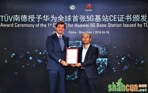 TUV SUD北亚区总裁兼首席执行官范华德先生（左）为华为颁发全球首张5G 产品CE-TEC认证证书