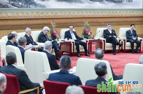 1月25日，在农历己亥年春节到来之际，国务院总理李克强在北京人民大会堂同在华工作的部分外国专家举行新春座谈会。 新华社记者 姚大伟 摄