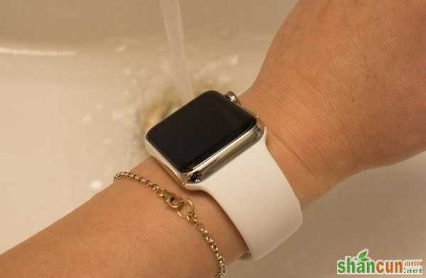 applewatch是否防水？汗水灰尘黏住直接用水冲妥妥的