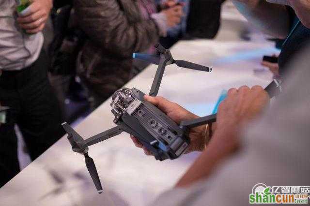 外媒上手大疆Mavic Pro折叠无人机 被感动哭了