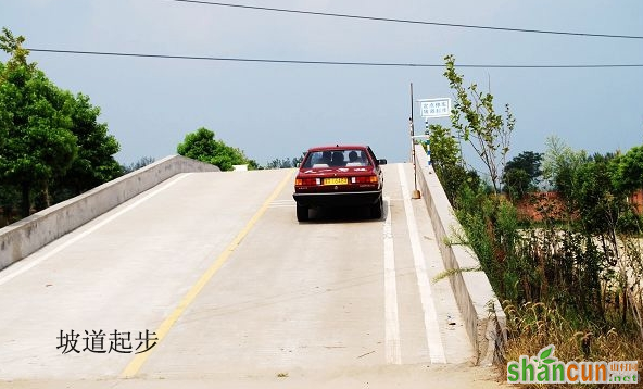 如何防止坡道起步熄火和后溜 山村