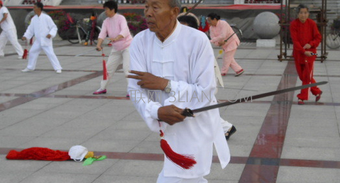 老人春季适合哪些养生运动     山村