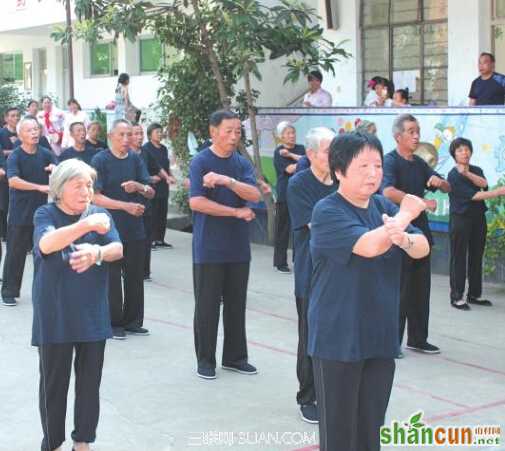 老年人该怎么做健身操 山村