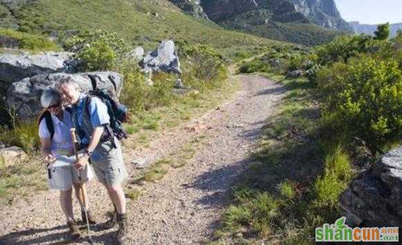 老人登山有什么注意事项  山村