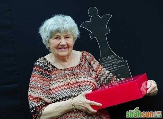 匈牙利87岁老妇刷新国际象棋吉尼斯纪录 山村