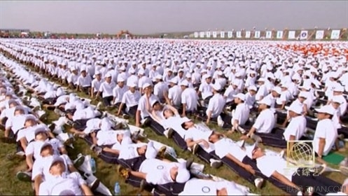 longest-human-domino-line---falling_tcm25-387118_497x280