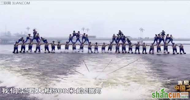 largest-human-waterskiiing-pyramid-climbing-up_tcm25-399585_tcm32-400100