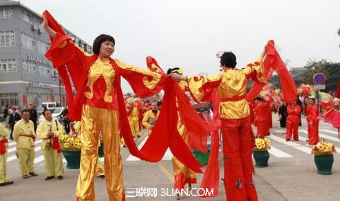 元宵节踩高跷的习俗 山村