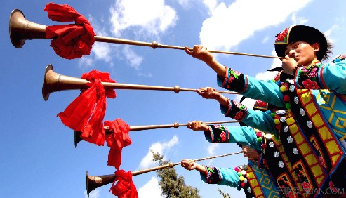 少数民族怎么过春节    山村