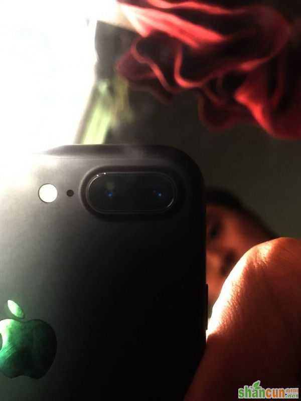 惊呆了！iPhone 7磨砂黑惊现掉漆：看的心碎