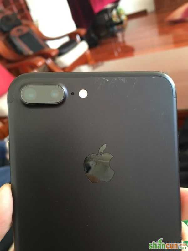 惊呆了！iPhone 7磨砂黑惊现掉漆：看的心碎