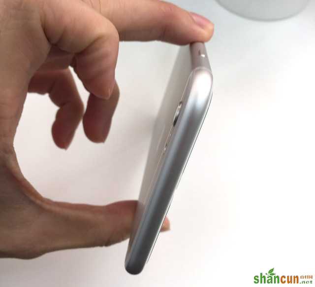 iPhone6plus怎么自己换后盖变7？苹果手机换外壳教程 