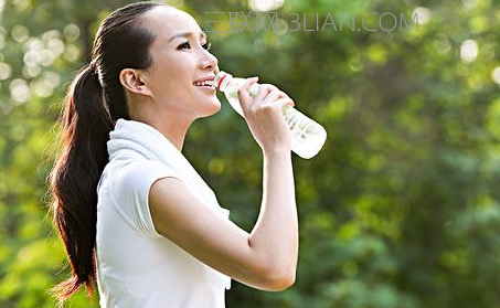 喝水也能减肥？没错，教你正确的喝水减肥法越喝越瘦    山村