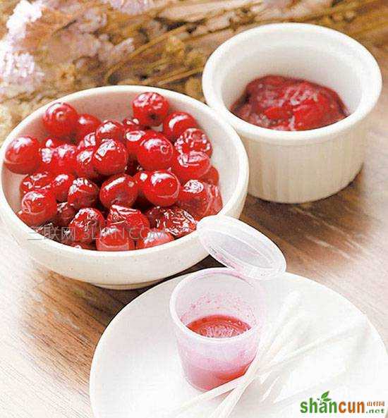 自制蔓越莓口红的步骤：4，密封好的蔓越莓汁可以放在冰箱中冷藏保存1星期，常温保存可以放3-4天。