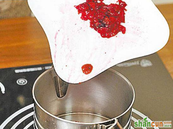 自制蔓越莓口红的步骤：1，蔓越莓用刀子切成小颗粒，放到锅里，再加1汤匙水，开小火煮5分钟后熄火静置放凉。
