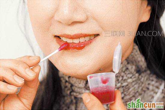 自制蔓越莓口红的步骤：3，使用的时候，用棉花棒蘸蔓越莓汁反复涂抹在嘴唇上，并等几分钟让颜色固定住，就能使得嘴唇红润鲜艳。