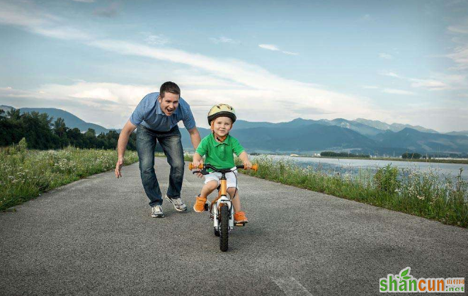 怎么教小孩子学骑自行车及保持平衡的小技巧 山村