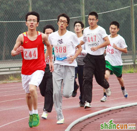 1000米长跑怎么跑不累的技巧，体测必读 山村