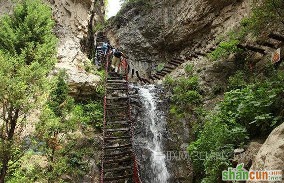 爬山必备物品清单，让你轻轻松松登顶    山村