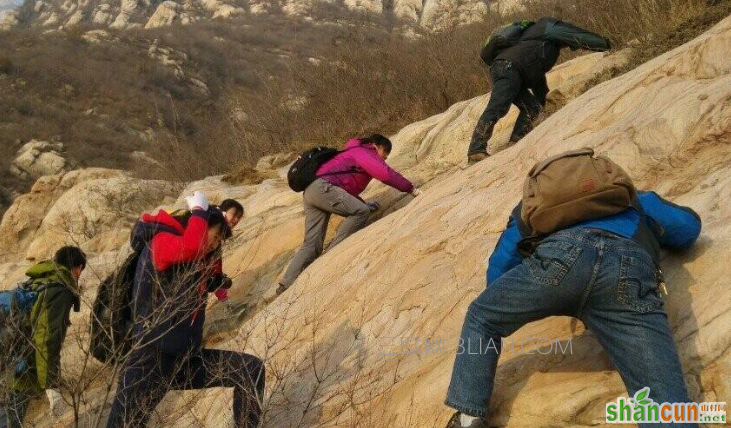 爬山必备物品清单，让你轻轻松松登顶    山村